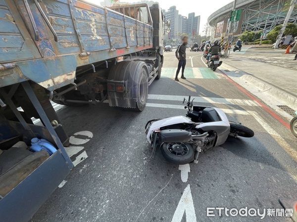 ▲女騎士手腳受到擦挫傷，機車倒地受損。（圖／桃園警分局提供）