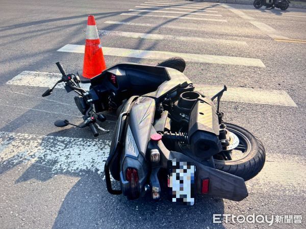 ▲男騎士自撞大貨車。（圖／記者吳世龍翻攝）