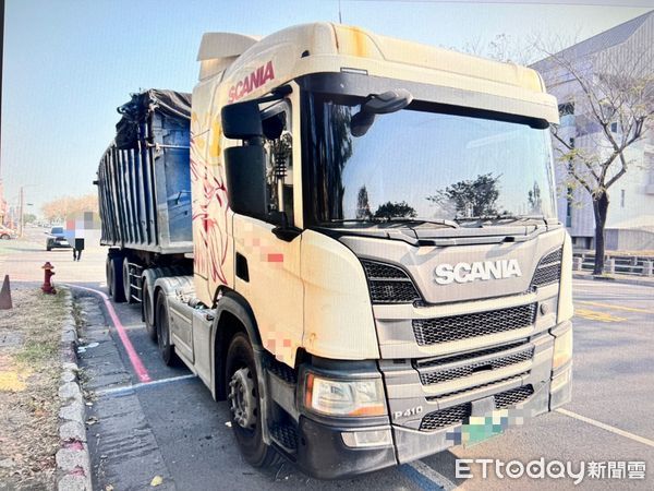 ▲男騎士自撞大貨車。（圖／記者吳世龍翻攝）