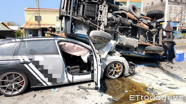 ▲從監視器發現係小客車自後猛烈追撞前方行駛的貨車，造成貨車失控翻車，駕駛不幸死亡。（圖／民眾提供，下同）