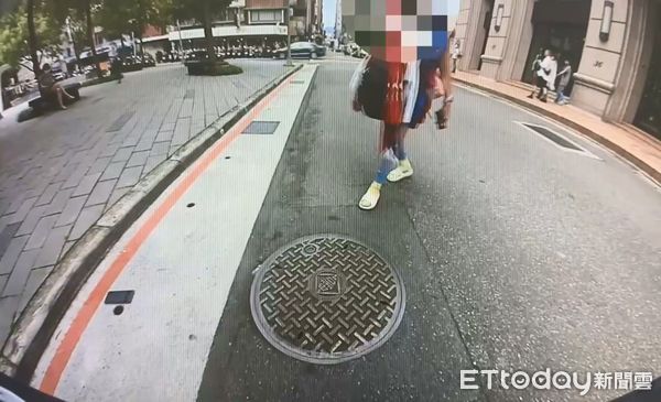 ▲東區一名婦女經常隨機攻擊路人砸毀車輛，遭網友戲稱「捷運小甜甜」 。（圖／記者張君豪翻攝）