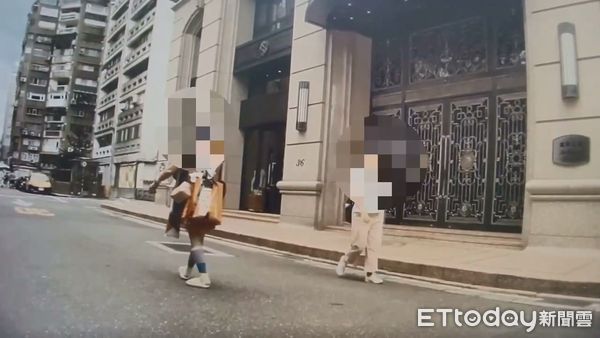 ▲東區一名婦女經常隨機攻擊路人砸毀車輛，遭網友戲稱「捷運小甜甜」 。（圖／記者張君豪翻攝）