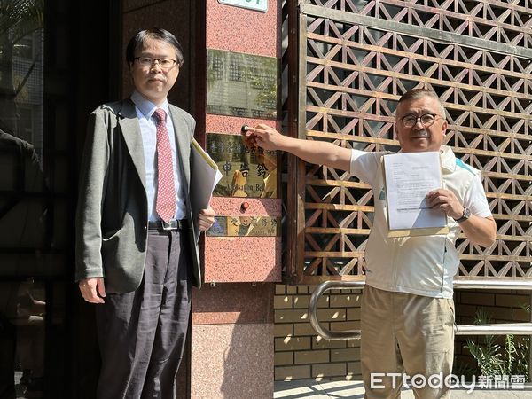▲▼台北市議員劉耀仁、醫師羅浚晅告發提案罷免綠委吳沛憶的團體偽造文書，幽靈連署。（圖／記者劉昌松攝）