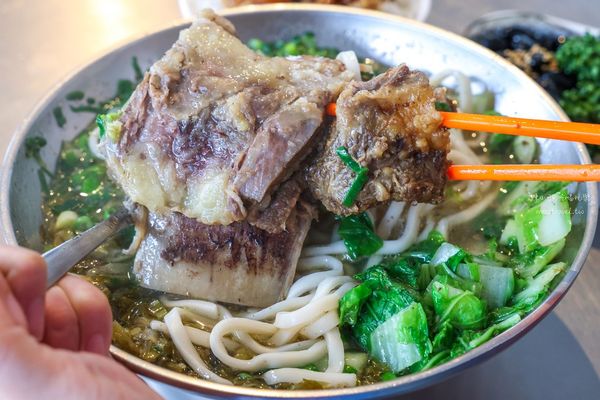▲▼比拳頭大的牛骨？花蓮這家牛肉麵CP值報表　還有滿滿膠質滷肉。（圖／陳小可的吃喝玩樂授權提供）