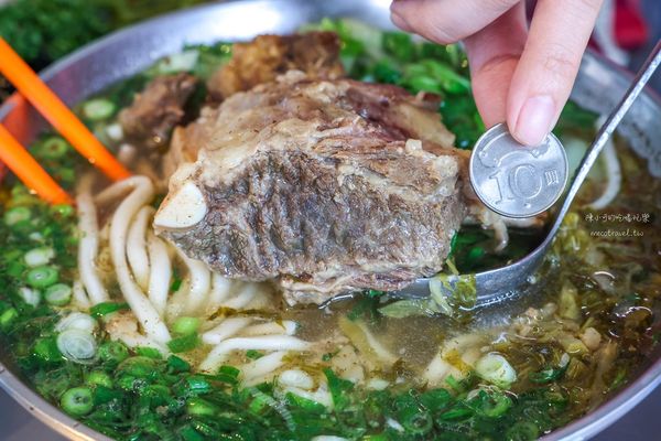 ▲▼比拳頭大的牛骨？花蓮這家牛肉麵CP值報表　還有滿滿膠質滷肉。（圖／陳小可的吃喝玩樂授權提供）