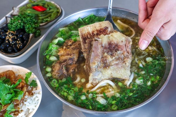 ▲▼比拳頭大的牛骨？花蓮這家牛肉麵CP值報表　還有滿滿膠質滷肉。（圖／陳小可的吃喝玩樂授權提供）