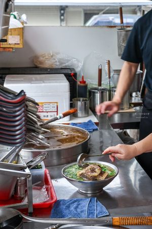 ▲▼比拳頭大的牛骨？花蓮這家牛肉麵CP值報表　還有滿滿膠質滷肉。（圖／陳小可的吃喝玩樂授權提供）