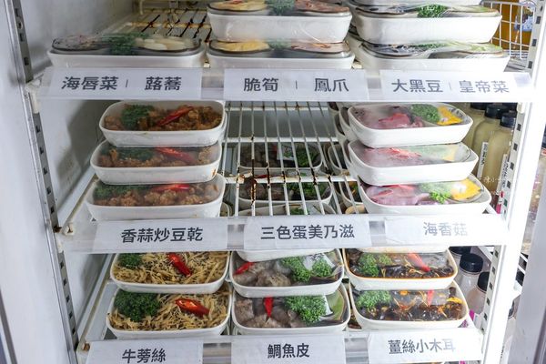 ▲▼比拳頭大的牛骨？花蓮這家牛肉麵CP值報表　還有滿滿膠質滷肉。（圖／陳小可的吃喝玩樂授權提供）