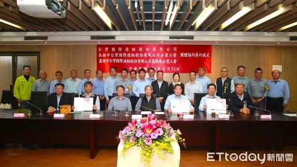 ▲前排左起經濟部國營司胡文中司長、台船周志明副總經理、蔡坤宗總經理、黃正弘董事長、高雄企業工會張益得理事長、基隆企業工會林余瑲理事長、高雄市政府勞工局江健興局長。（圖／台船提供）