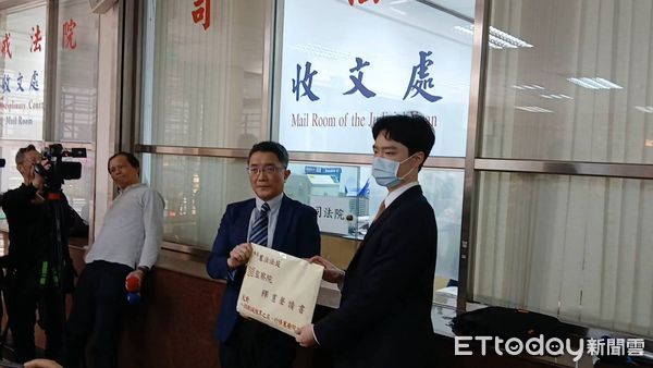 ▲▼監察院監察調查處長楊昌憲（左）與律師王首雁（右），到司法院遞交釋憲聲請書。（圖／記者吳銘峯攝）