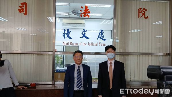 ▲▼監察院監察調查處長楊昌憲（左）與律師王首雁（右），到司法院遞交釋憲聲請書。（圖／記者吳銘峯攝）