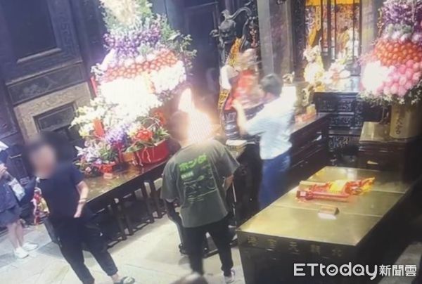 ▲北港朝天宮媽祖神像被居住新北市的許姓男子假借「迎請返鄉參加廟會」為由，拍出1.6萬元。（圖／記者游瓊華翻攝）