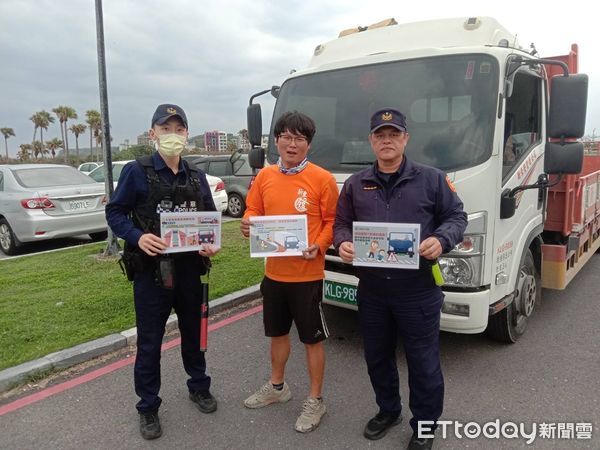 ▲▼新城警分局加強大型車交通安全宣導，呼籲駕駛應注意內輪差。（圖新城警分局提供，下同）
