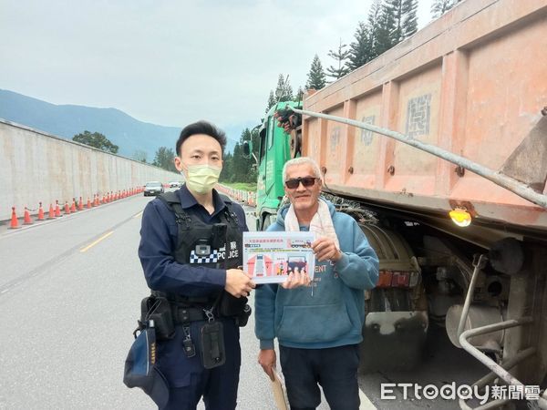▲▼新城警分局加強大型車交通安全宣導，呼籲駕駛應注意內輪差。（圖新城警分局提供，下同）
