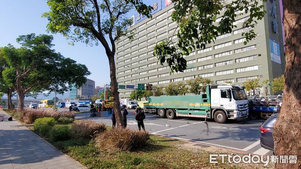 ▲▼      承德路大貨車碰撞機車，騎士倒地慘死       。（圖／記者黃彥傑攝）