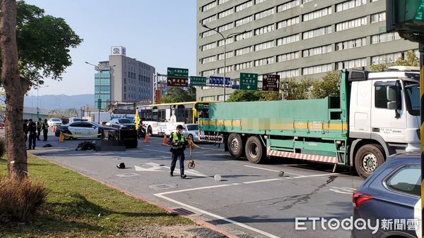 ▲▼      承德路大貨車碰撞機車，騎士倒地慘死       。（圖／記者黃彥傑攝）