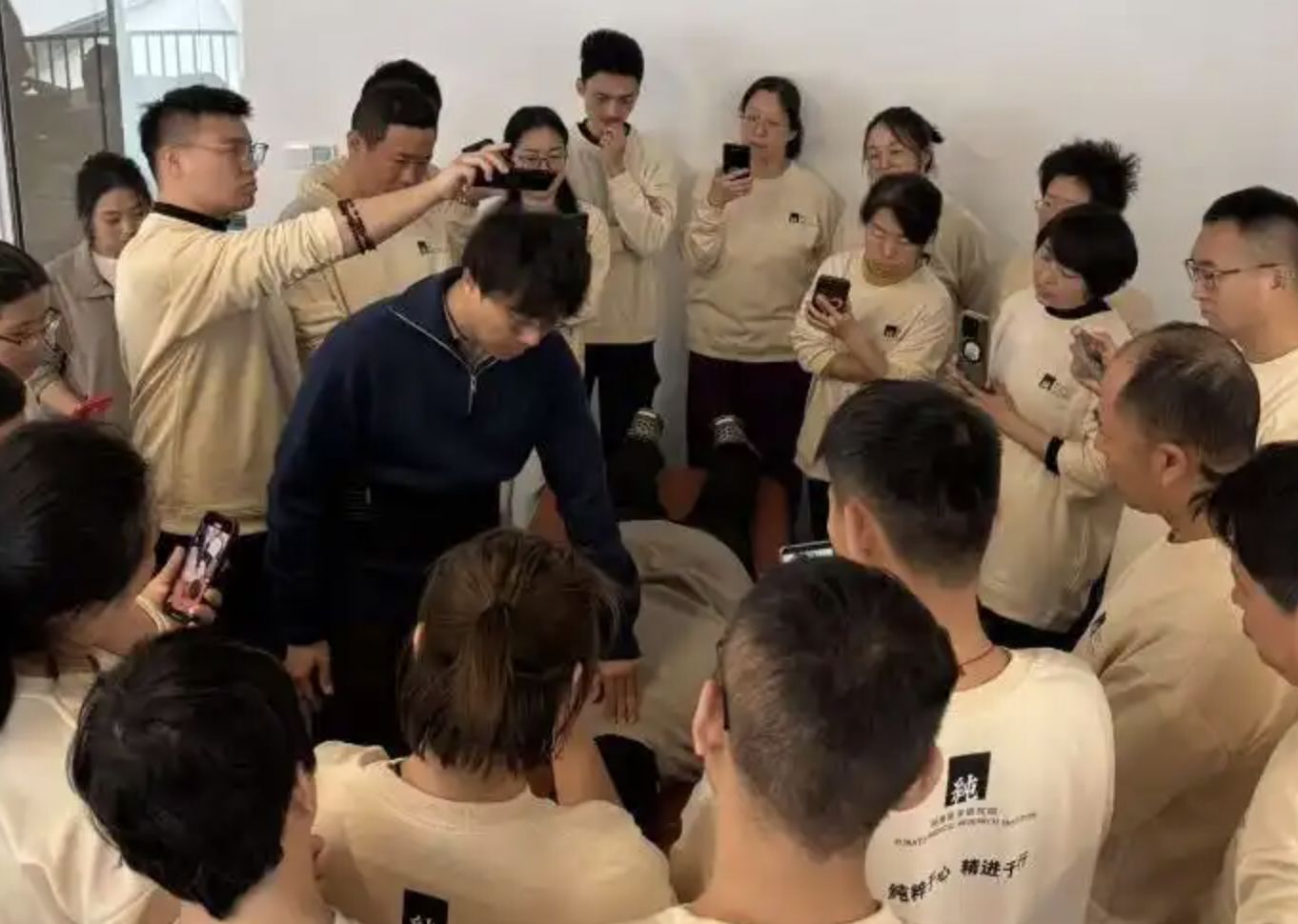 ▲張樂超親自授課培訓學員和整骨師。（圖／翻攝極目新聞）