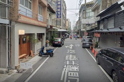 嘉義遶境丟垃圾亂吐檳榔汁　女店員打掃被「8+9包圍」嗆關店