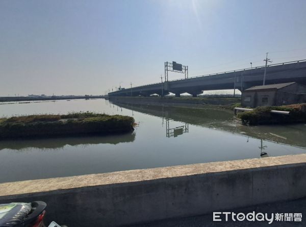 ▲台西鄉海埔新生地台興段南側排水護岸沖出缺口，目前有2池魚塭受影響。（圖／記者游瓊華翻攝）