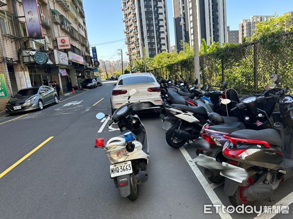 ▲新北市淡水區發生賓士衝撞路邊10台機車的事件。（圖／記者陳以昇翻攝，下同）