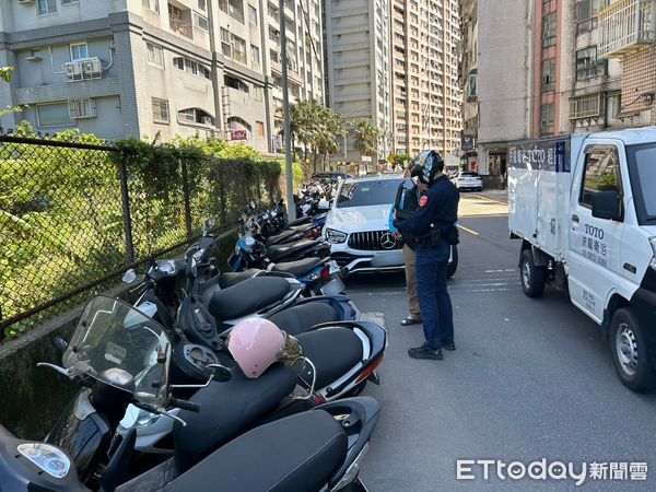 ▲新北市淡水區發生賓士衝撞路邊10台機車的事件。（圖／記者陳以昇翻攝，下同）