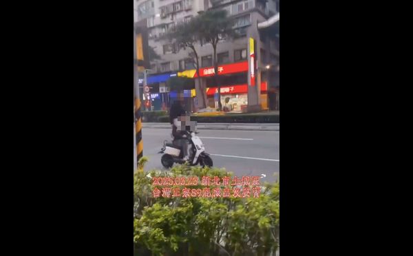 ▲▼民眾拍下2少年用疊羅漢方式騎乘微電車，警方開出6張罰單共5700元             。（圖／翻攝網路）