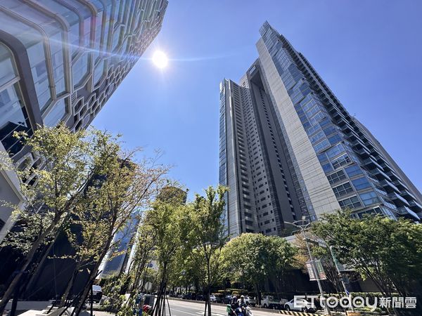 ▲▼ 七期街景,長榮,卡啡那,建案廣告            。（圖／記者陳筱惠攝）