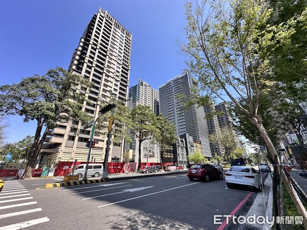 ▲▼ 七期街景,長榮,卡啡那,建案廣告            。（圖／記者陳筱惠攝）