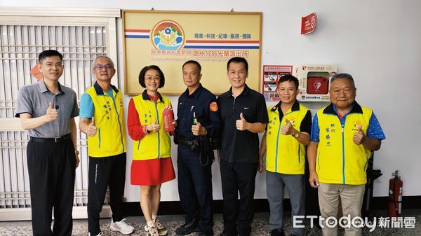 ▲潮州警友會辦事處主任李慧華頒發1千元禮券給潘全彭(左三)             。（圖／記者陳崑福翻攝）