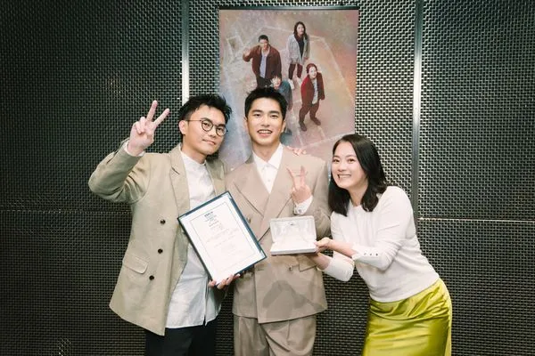 ▲《我家的事》藍葦華、高伊玲、曾敬驊與黃珮琪獲頒「藥師珍珠賞」最佳演出獎。（圖／牽猴子提供）