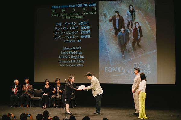 ▲《我家的事》藍葦華、高伊玲、曾敬驊與黃珮琪獲頒「藥師珍珠賞」最佳演出獎。（圖／牽猴子提供）