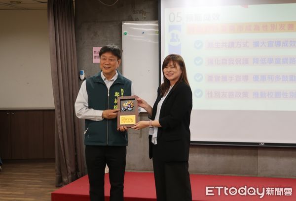 ▲「防治數位性別暴力—性平主題書閱讀闖關活動」記者會，教育局長鄭新輝代表黃偉哲市長與市府性平會代表、家長團體、學校師生共同出席，向社會大眾宣示防治數位性別暴力的決心。（圖／記者林東良翻攝，下同）
