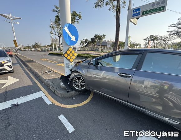 ▲▼高雄阿北車子開到一半突然昏迷，轎車在行駛過程中撞上分隔島。（圖／記者吳世龍翻攝）