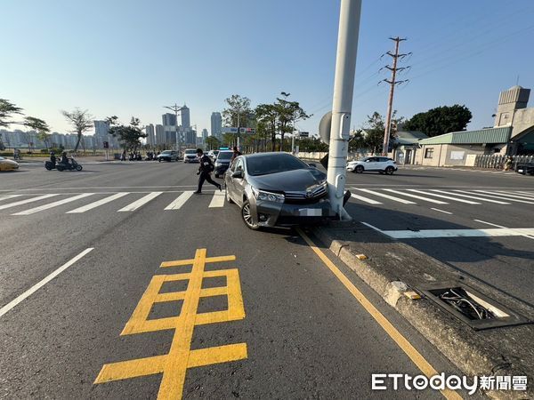▲▼高雄阿北車子開到一半突然昏迷，轎車在行駛過程中撞上分隔島。（圖／記者吳世龍翻攝）