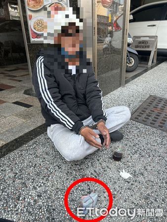 ▲台南市警三分局安中派出所，24日上午循線在台南市安平區安平路查獲竊取103歲人瑞12萬元多元現金的蔡姓竊盜通緝犯，起獲贓款發還被害人，被害人開人領回。（圖／記者林東良翻攝，下同）