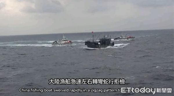 ▲海巡署2-3月連續在東沙執法保護海洋國家公園，驅離大陸海警船成功查扣大陸5小舟。（圖／記者張君豪翻攝）