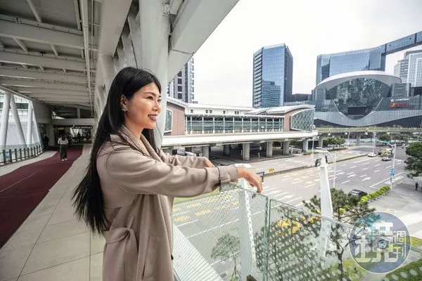 網紅Ms. Selena用「被動收入」打造富口袋，她沿著捷運買房當包租婆，年租金收入127萬元。