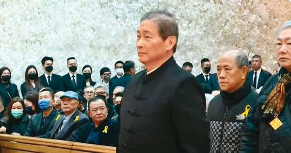 竹聯幫大老「白狼」張安樂赴幫主「么么」黃少岑的告別式致意。（鏡新聞提供）