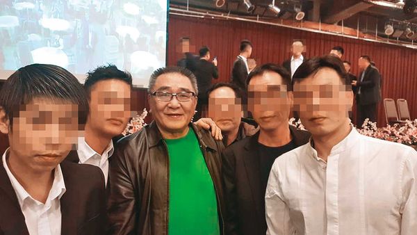 竹聯幫青堂前堂主「四川」高世川（中）輩分頗高，很受幫眾敬重。（翻攝高世川臉書）