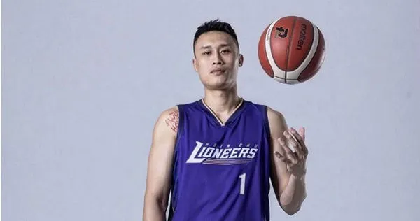 轉行繼續拚1／涉假球案遭逐出籃壇　施顏宗改當店員認真工作