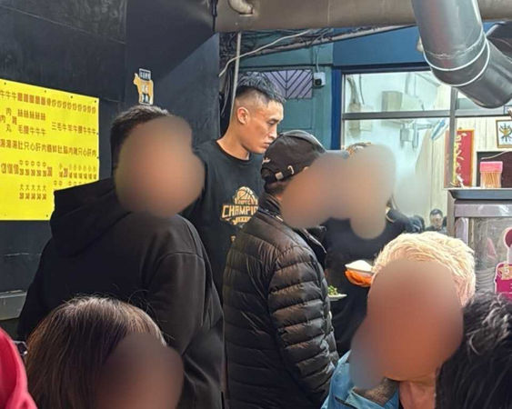 轉行繼續拚1／涉假球案遭逐出籃壇　施顏宗改當店員認真工作