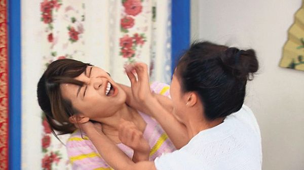 謝京穎（左）演8點檔時常上演火爆扭打戲碼，她曾在《市井豪門》中和張家瑋（右）互毆，沒在客氣。（民視提供）