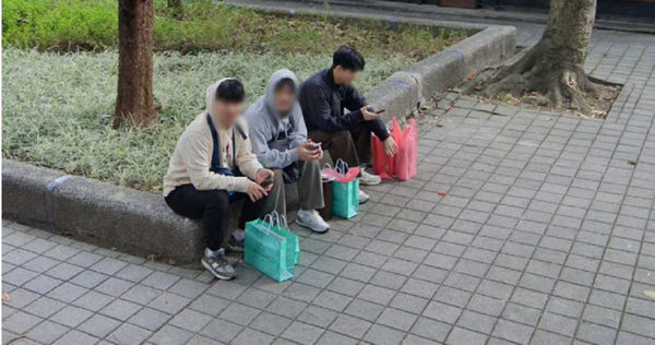 連在Google地圖上，都可以看到有年輕客人購物完在店外坐著休息。（圖／翻攝Google Map）