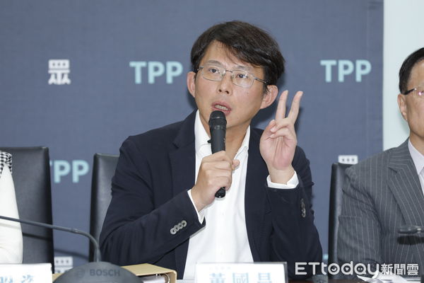 ▲▼民眾黨立法院團舉行「巨額超徵怎麼花？尊重民意、人民要當家」民調記者會。總召黃國昌、副總召張啟楷、幹事長陳昭姿、立委麥玉珍、劉書彬出席。（圖／記者湯興漢攝）
