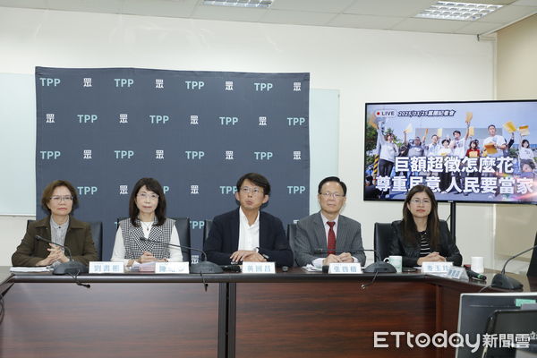▲▼民眾黨立法院團舉行「巨額超徵怎麼花？尊重民意、人民要當家」民調記者會。總召黃國昌、副總召張啟楷、幹事長陳昭姿、立委麥玉珍、劉書彬出席。（圖／記者湯興漢攝）