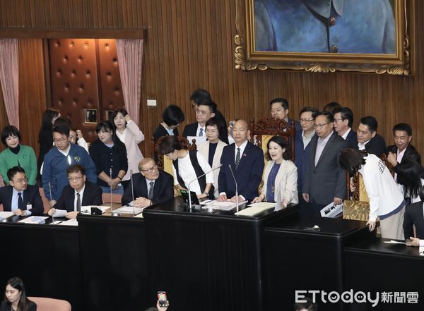 ▲▼立法院院會 民進黨繼續杯葛 衝上主席台 要求韓國瑜處理游智彬案  民進黨立委在韓國瑜旁邊叫囂 韓國瑜嫌吵。（圖／記者屠惠剛攝）