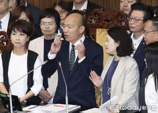 ▲▼立法院院會 民進黨繼續杯葛 衝上主席台 要求韓國瑜處理游智彬案  民進黨立委在韓國瑜旁邊叫囂 韓國瑜嫌吵。（圖／記者屠惠剛攝）