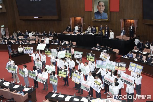 ▲▼立法院院會 民進黨繼續杯葛 國民黨舉牌高喊民進黨治國無能 癱瘓國會。（圖／記者屠惠剛攝）