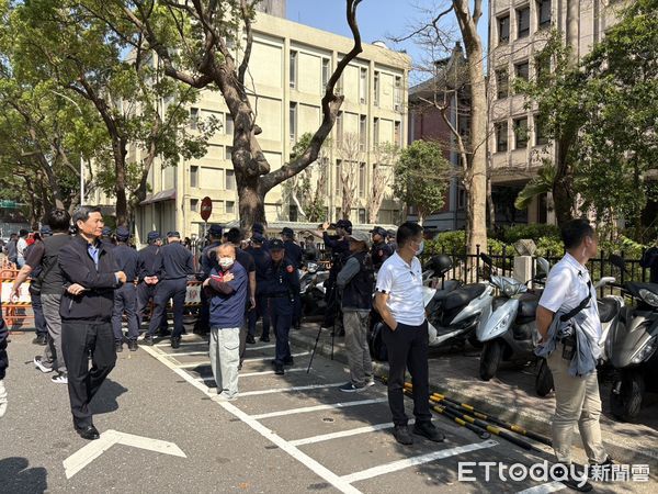 ▲▼網紅「亞亞」劉振亞，日前在台灣發表武統言論，處分25日要離境，當天內政部門口陳情。（圖／記者邱中岳翻攝）