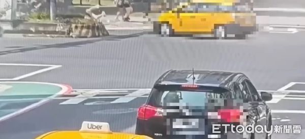 ▲▼小黃飄移變換車道，騎士閃避不及3連撞畫面曝光。（圖／記者邱中岳翻攝）